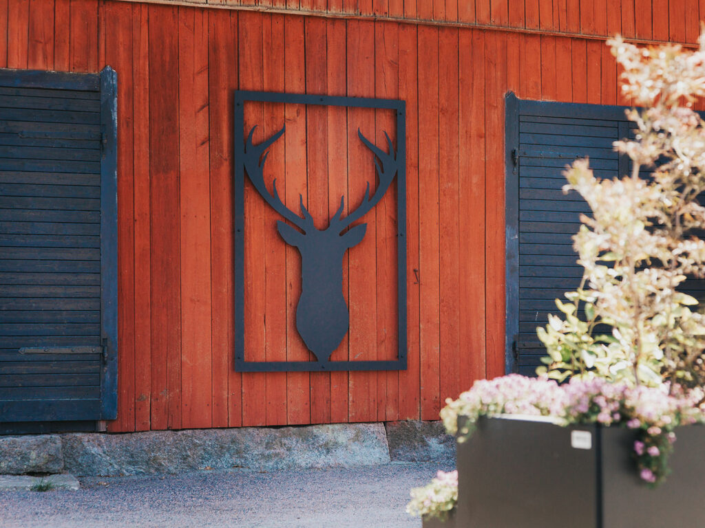 Avskärmare i svart lackerat utförande, mönster Kundspecifikt