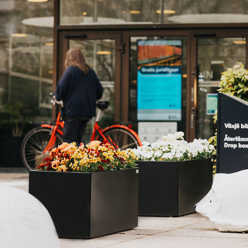 Svartlackerat planteringskärl i modulbaserat utförande