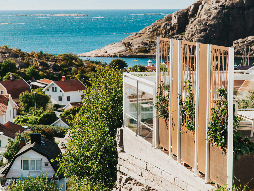 Avskärmare i corten och stolpar i lackerat utförande