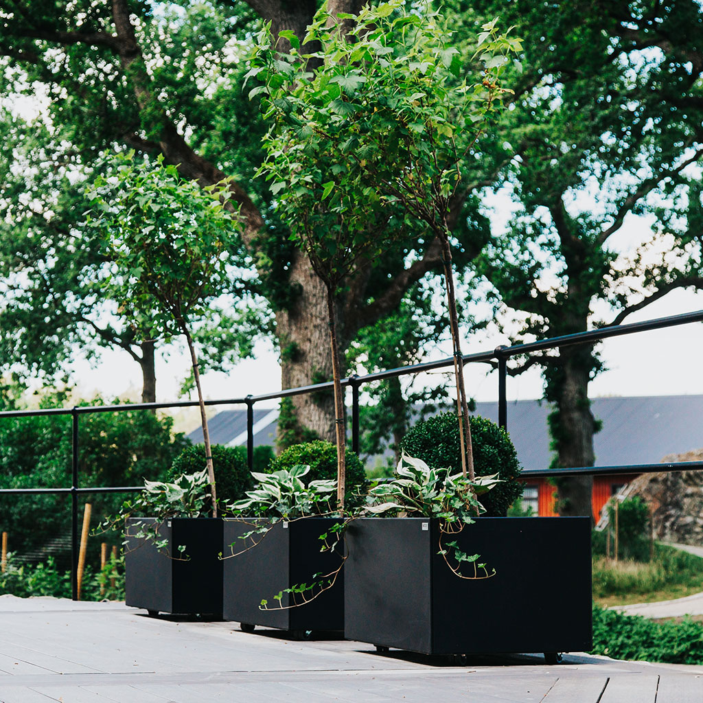 Planteringskärl Kol i svart lackerat utförande med tillbehör: hjul