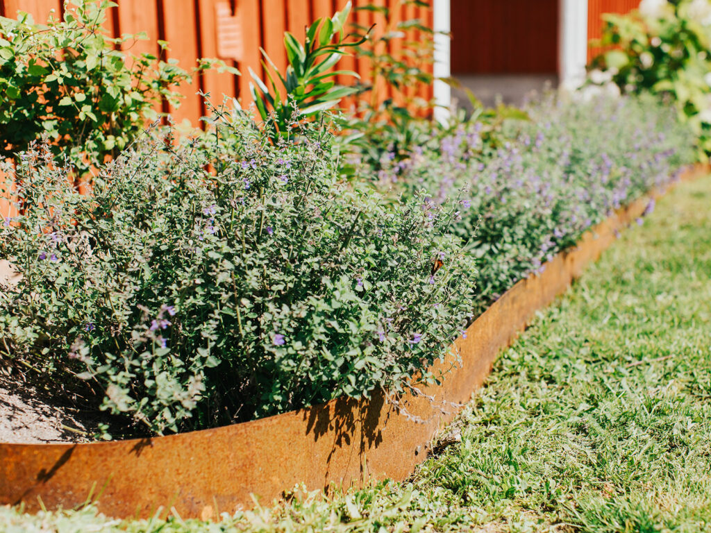 Rabattkant i corten, modell Fals