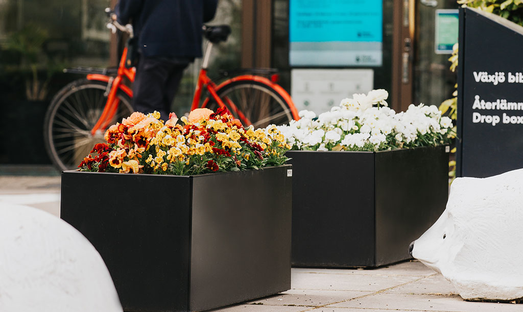 Planteringskärl i svart lackerat utförande