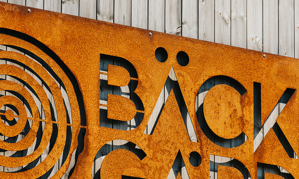 Fasadskylt i cortenstål