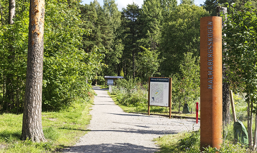 Informationsskylt i rör av cortenstål