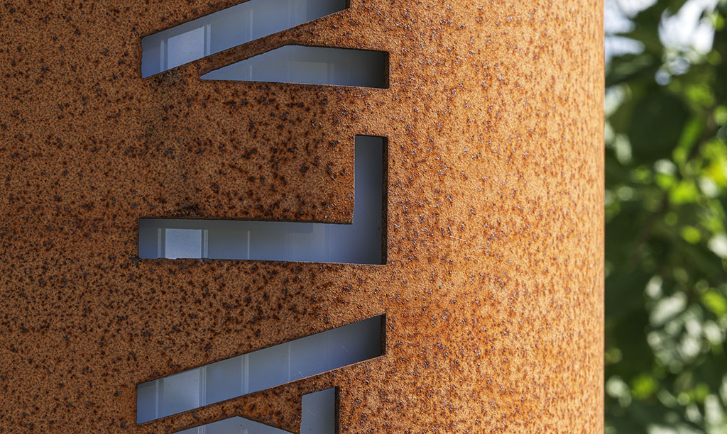 Informationsskylt i rör av cortenstål