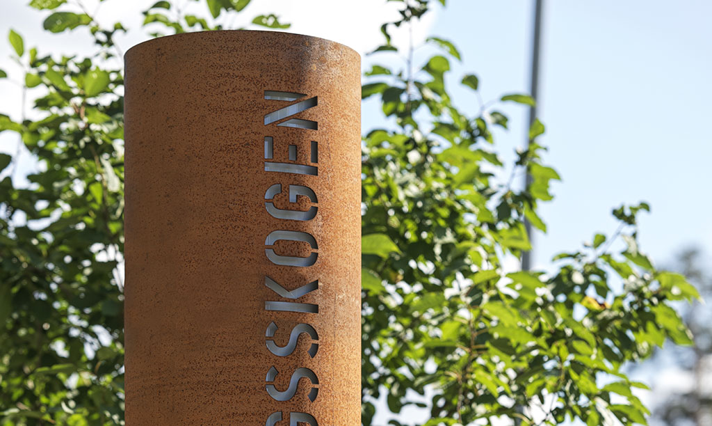 Informationsskylt i rör av cortenstål