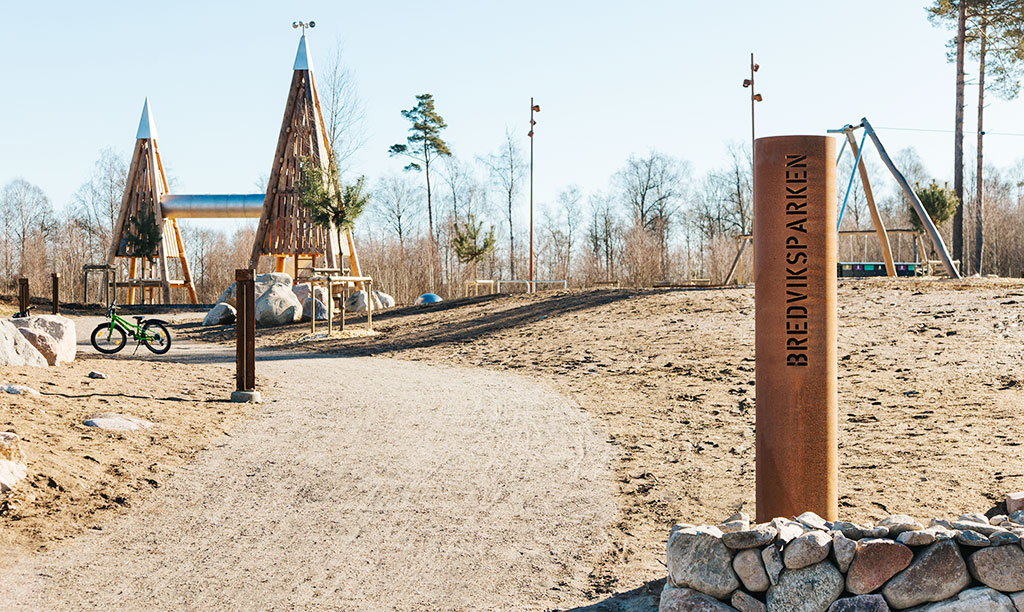 Cortenrör i diameter 408 mm med utskuren text