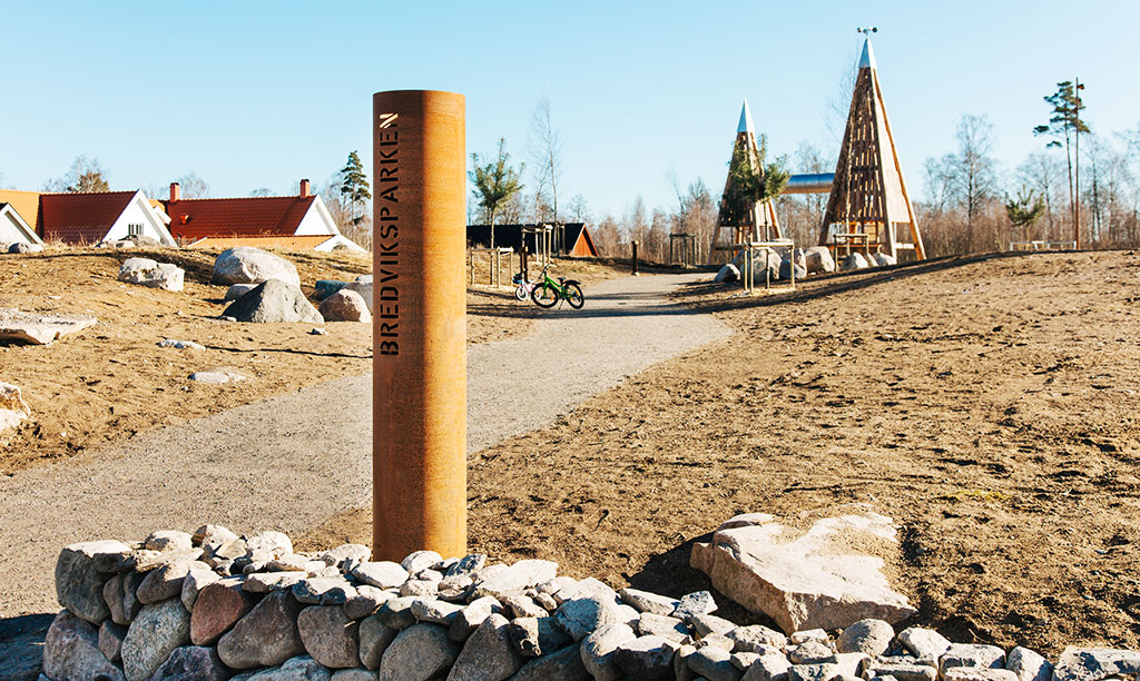 Cortenrör i diameter 408 mm med utskuren text