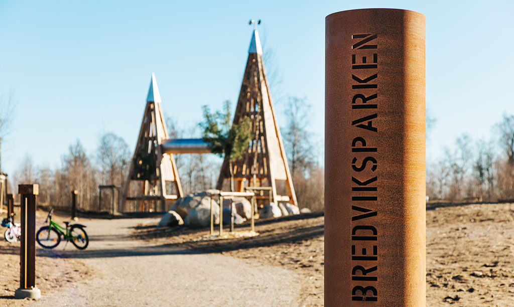 Cortenrör i diameter 408 mm med utskuren text