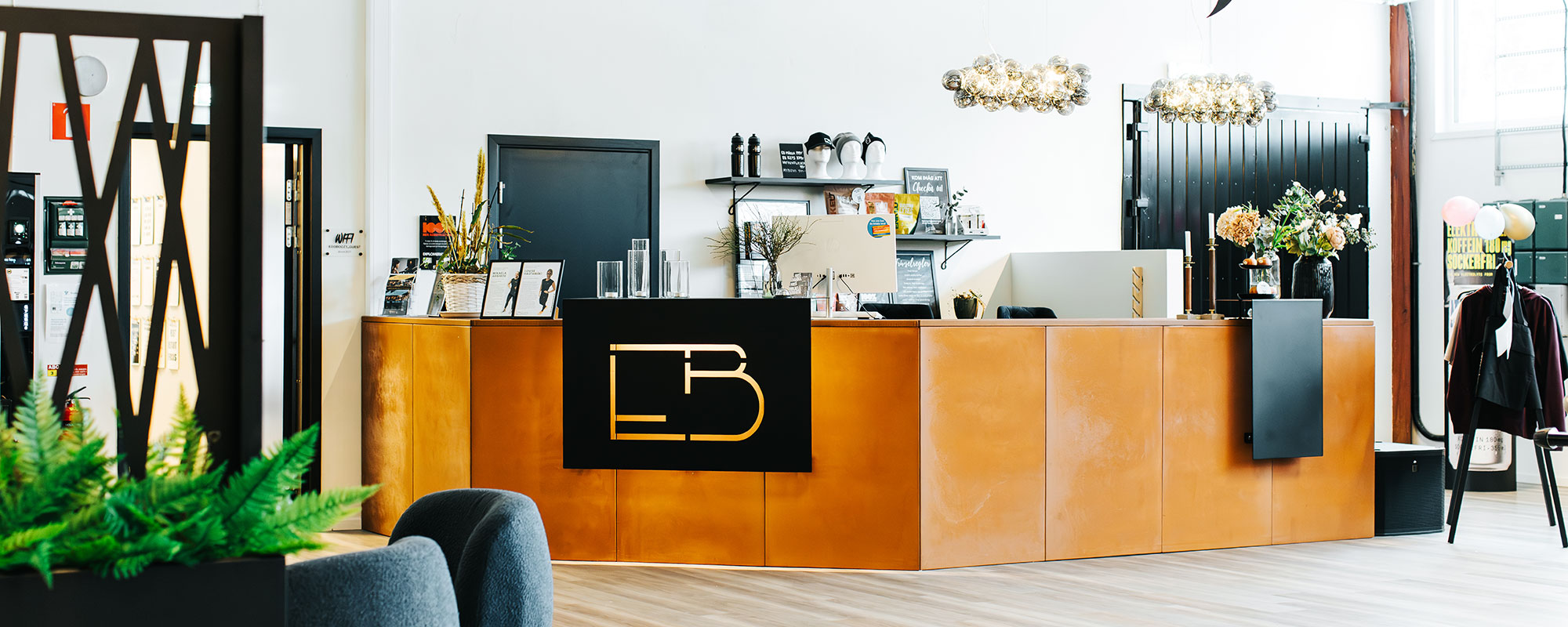 Receptionsdisk i cortenstål inkl. svartlackerad skylt