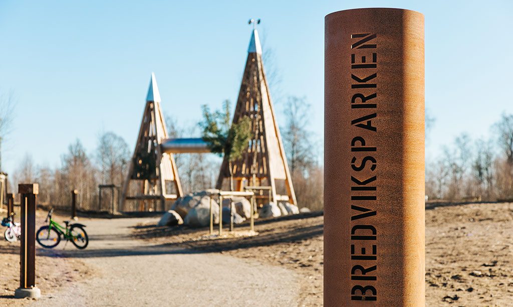 Cortenrör med utskuren text till Bredviksparken i Växjö