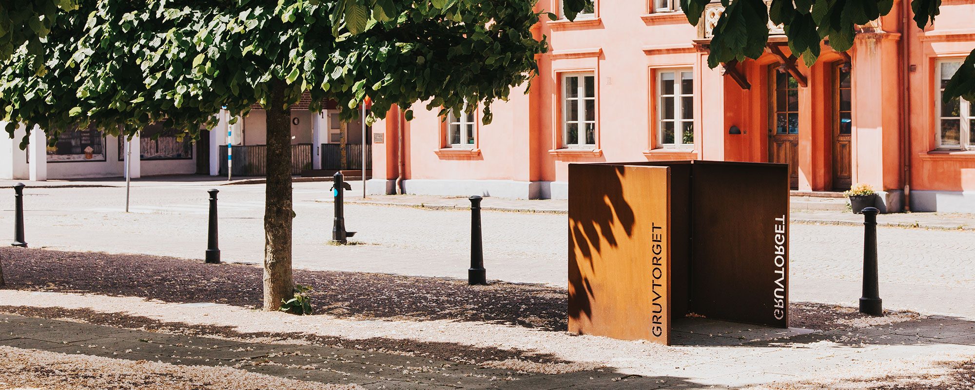 2000×800-bx00002298 Sopkärlsskydd, soptunneskydd i corten